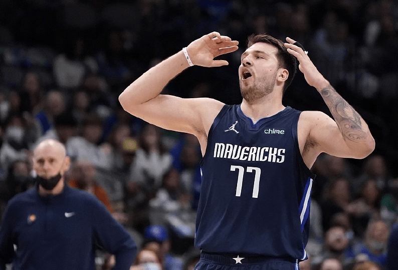 独行侠鏖战步行者，西蒙斯完成帽子戏法