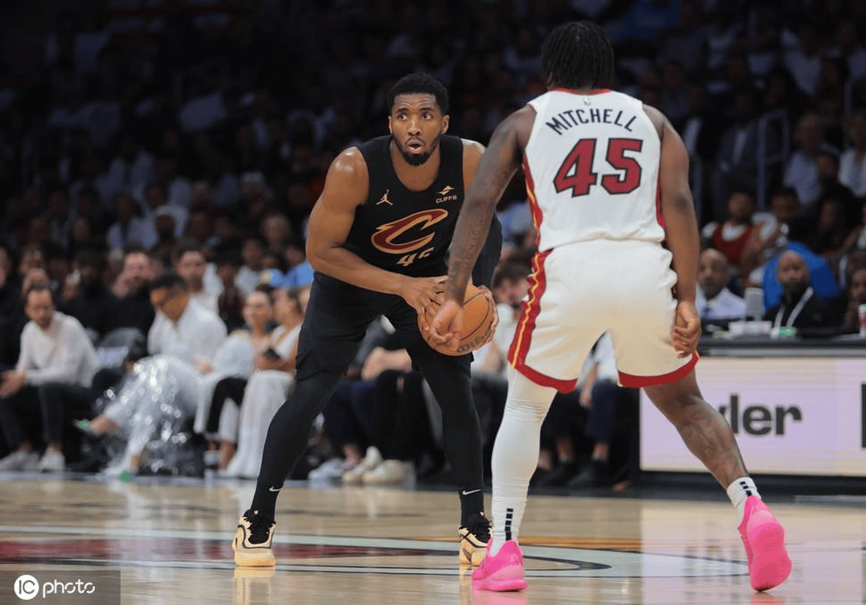 美国男篮完胜南韩男篮,米切尔打破历史纪录 美国男篮完胜南韩男篮,米切尔打破历史纪录