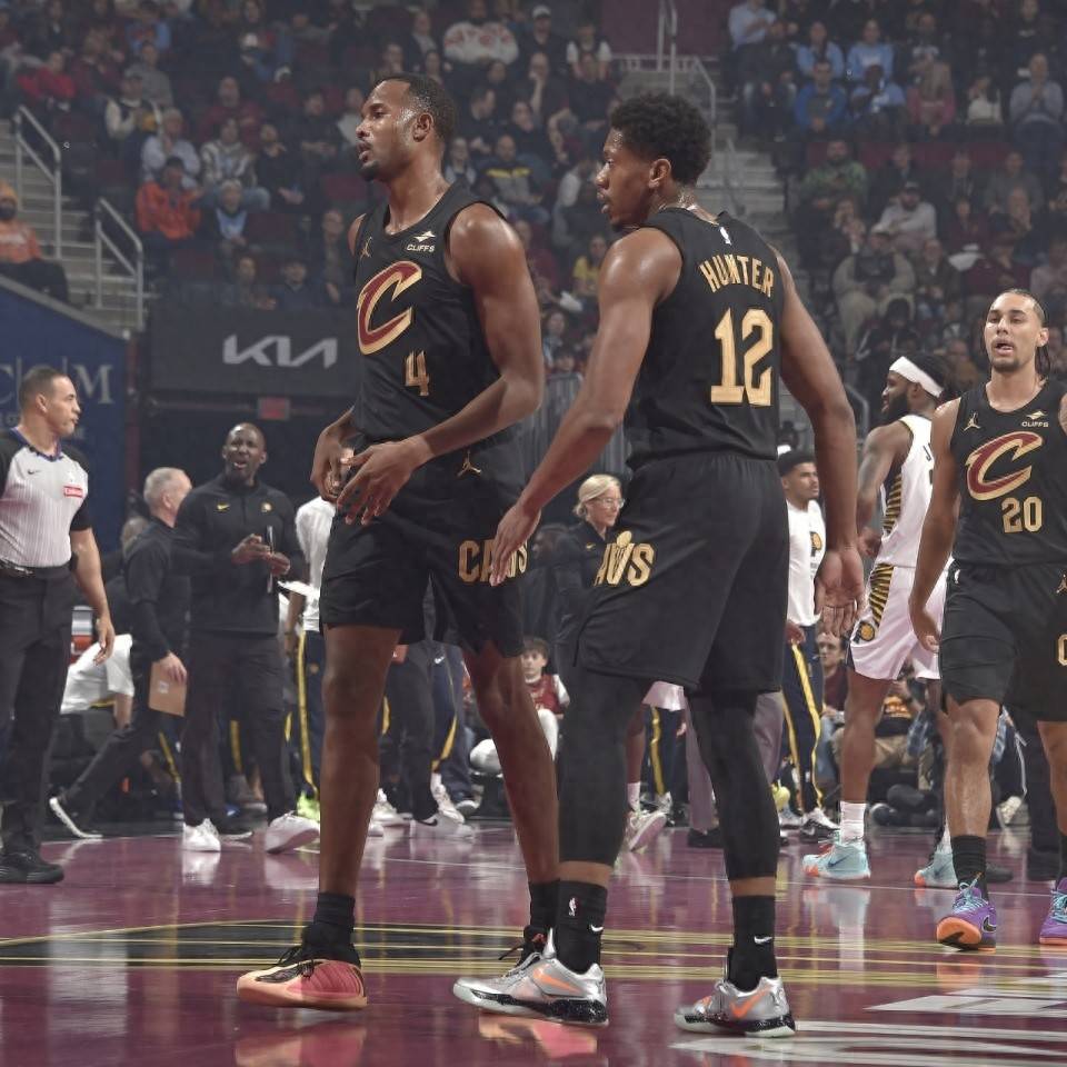 猛龙轻取广东队，米切尔点燃赛场