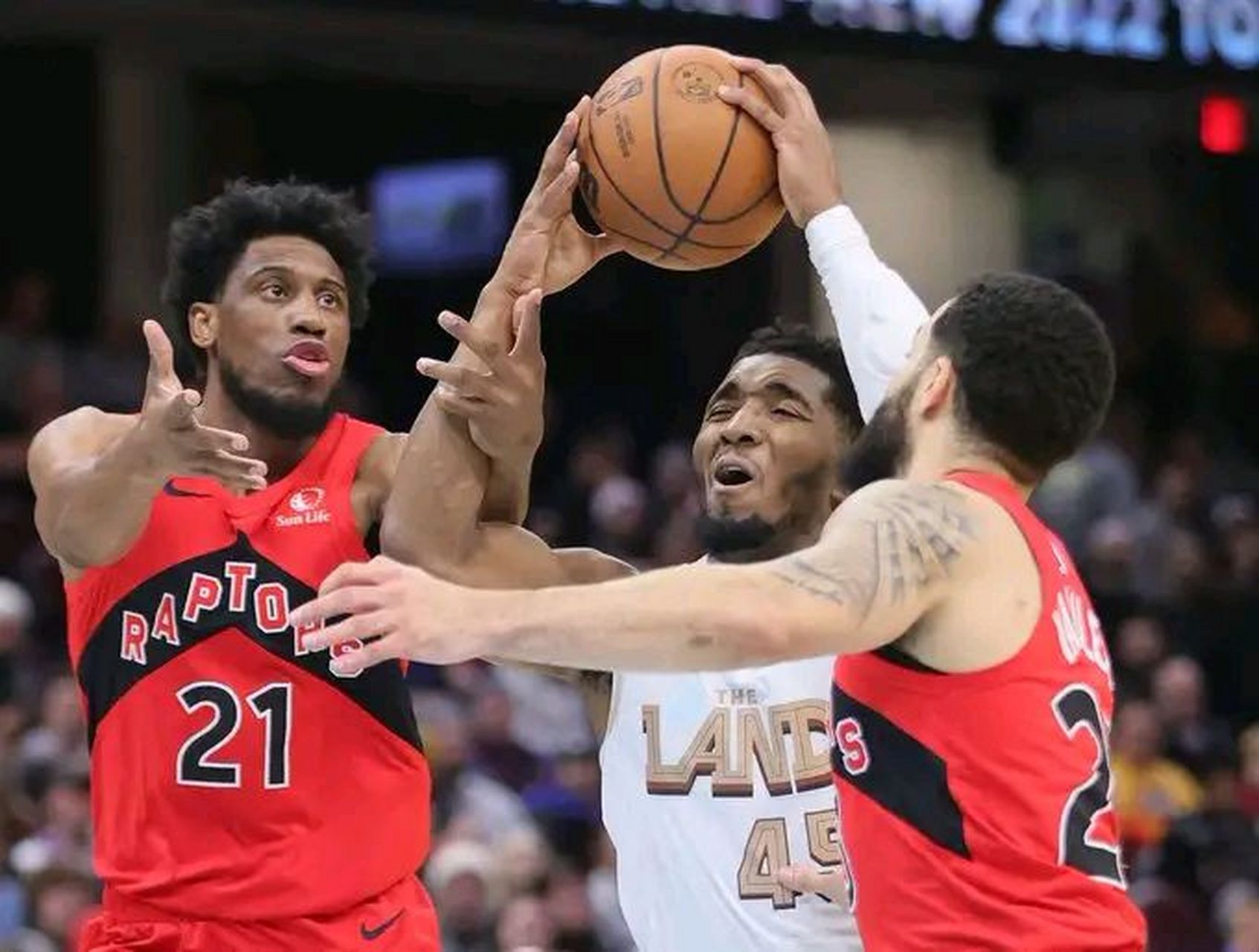 猛龙轻取广东队，米切尔点燃赛场