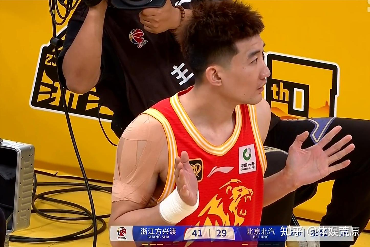 吉林队轻取鹈鹕，周琦惊艳四座